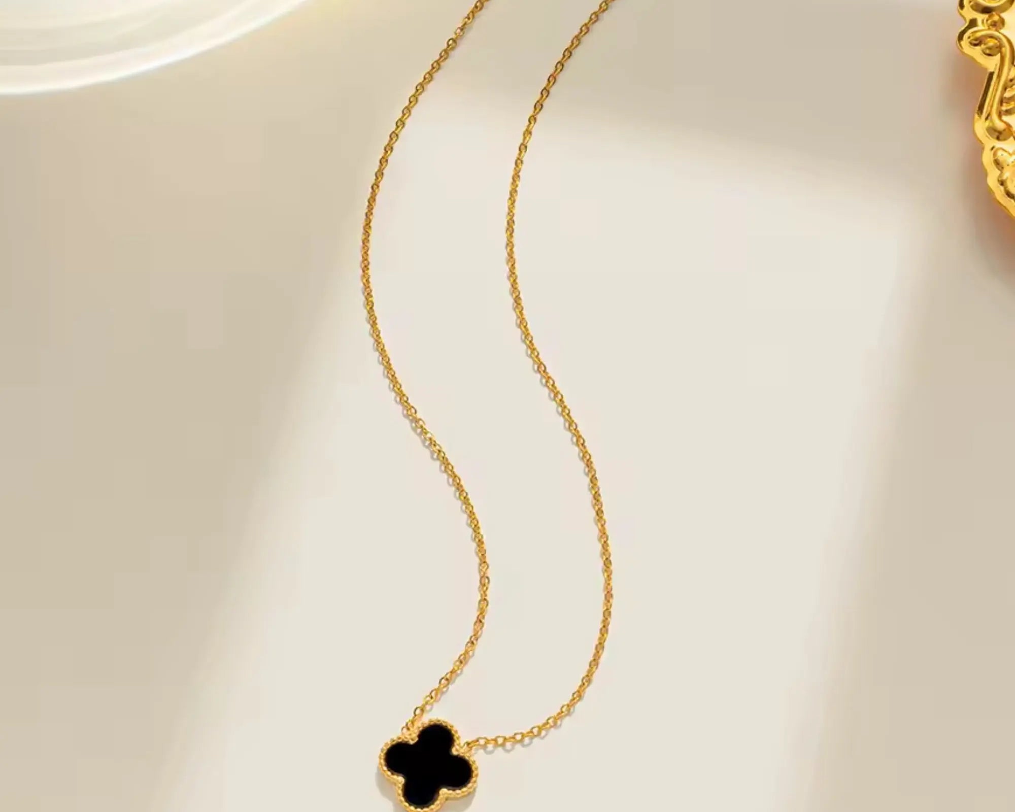 Salve Dainty Black Clover Pendant Necklace - Salve