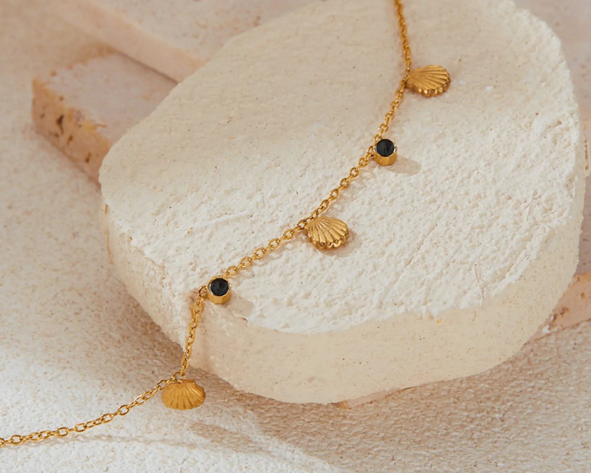 Salve Beachy Shell Black Stone Gold Bracelet - Salve