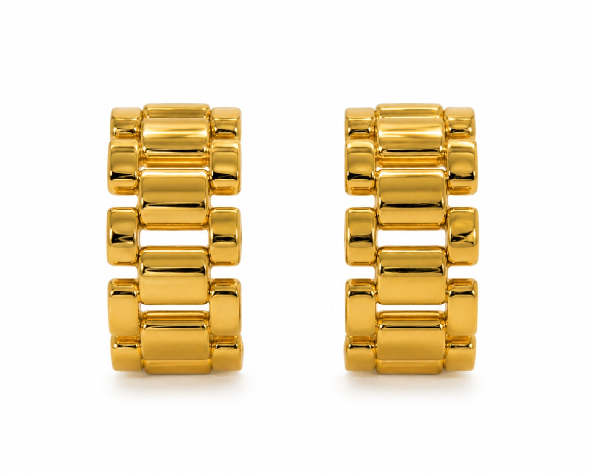 Gold hoop earrings with link design by SALVE, featuring a stylish and elegant earring style in the image.