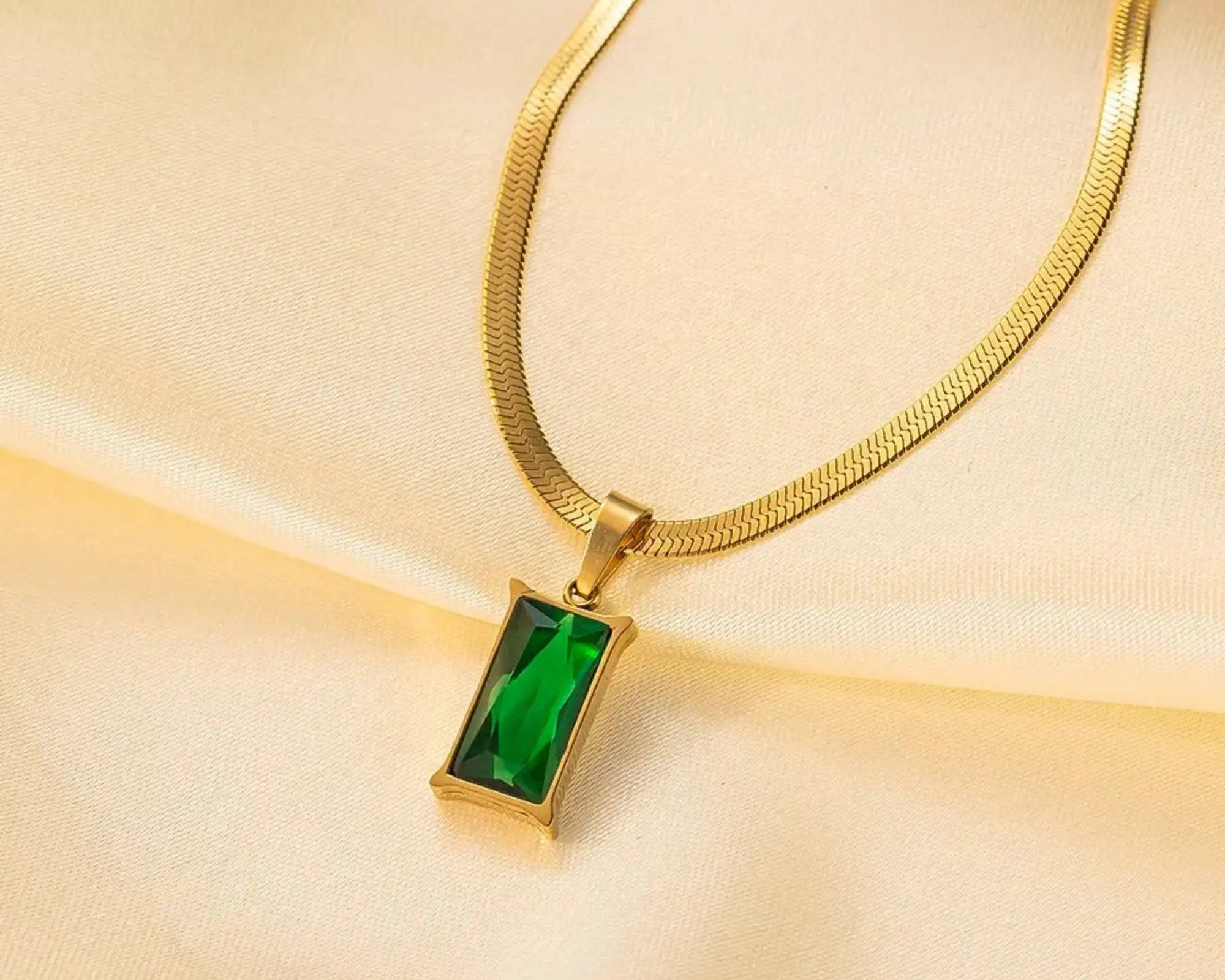 Salve Emerald Green Snake Chain Pendant - Salve