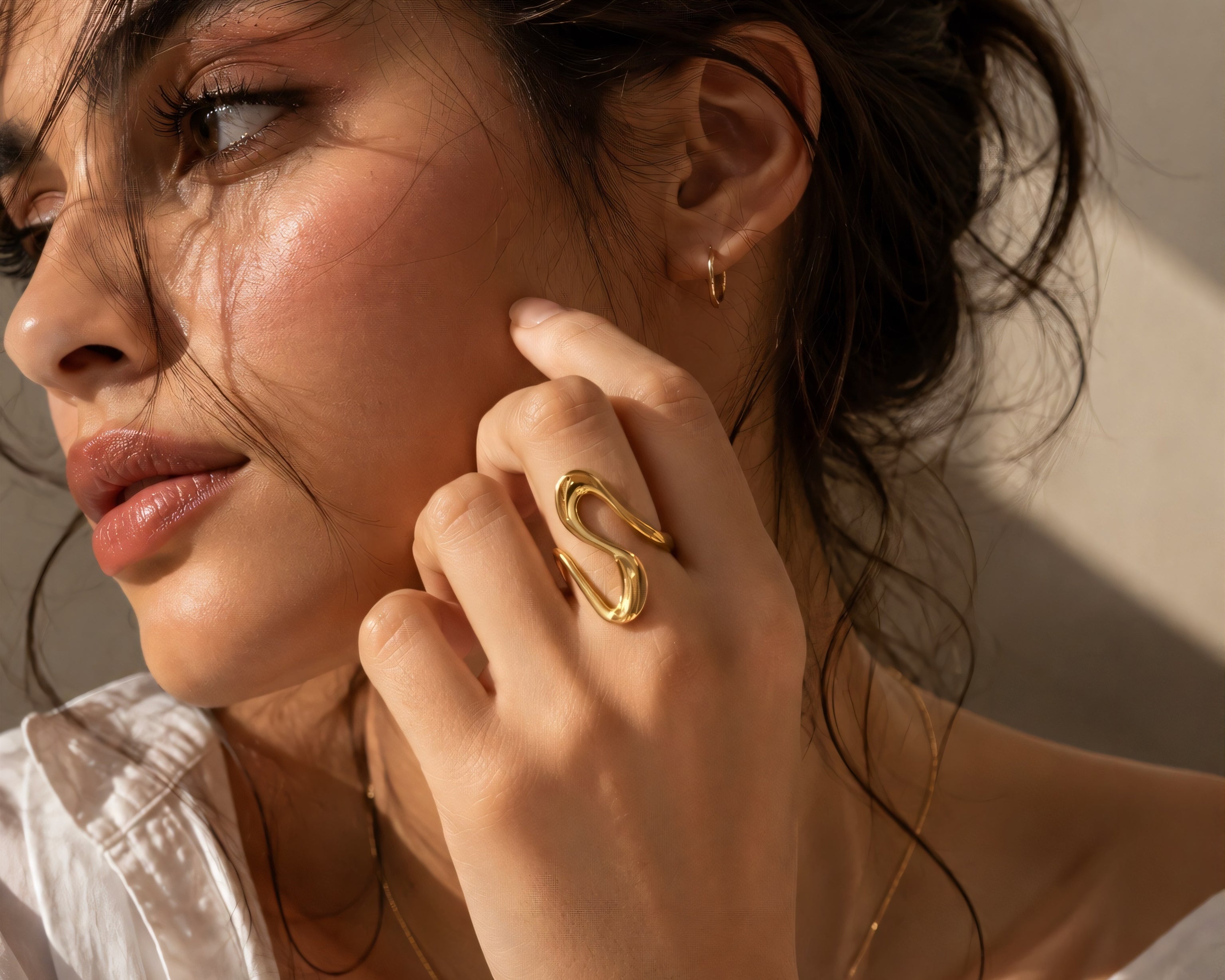 Salve big wavy adjustable ring with a sleek, modern design, featuring a smooth, sculpted surface suitable for everyday wear.