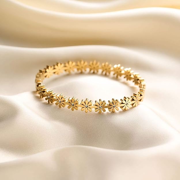 Salve Coquette Floral Daisy Golden Bracelet with delicate flower and leaf design, shiny gold finish, and adjustable chain.