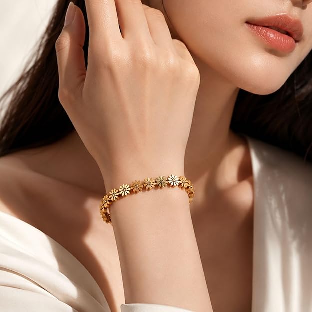 Salve Coquette floral daisy golden bracelet with delicate daisy charms and intricate gold chain design.