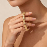 Salve Coquette Floral Daisy Golden Bracelet with delicate flower and leaf details, perfect for stylish accessories.