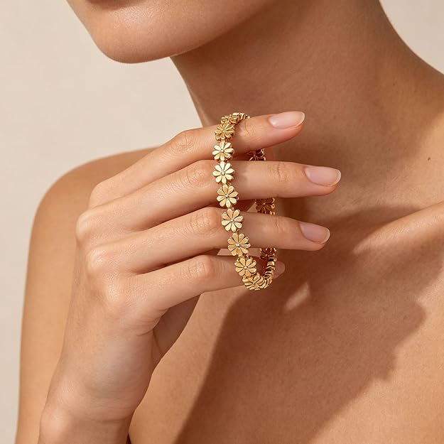 Salve Coquette Floral Daisy Golden Bracelet with delicate flower and leaf details, perfect for stylish accessories.