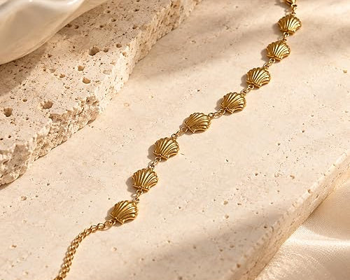 Salve Coquette Seashell Beach Bracelet featuring white and beige seashells on a delicate string, perfect for beachwear and casual style.